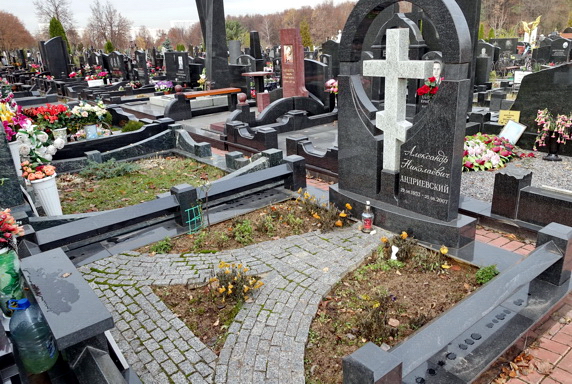 Памятник сложной формы с православным крестом и дорожка к надгробью