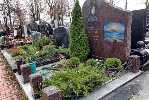 Широкий классический памятник с краями под естественный скол