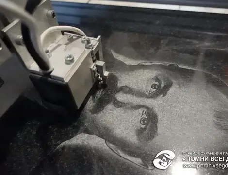 Нанесение портрета на памятник и установка в начале зимы  + видео работы